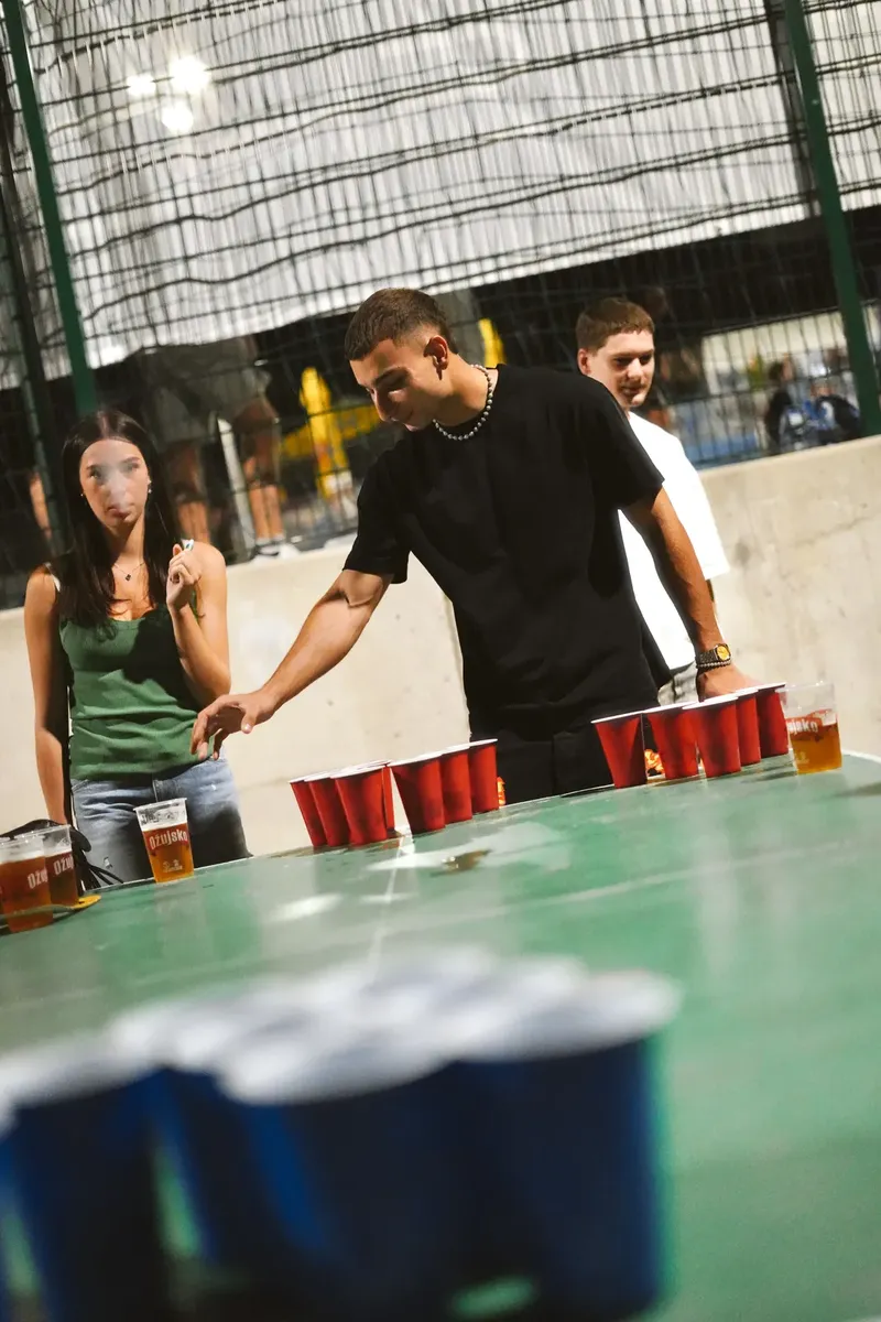 Beerpong stol s crvenim i plavim čašama