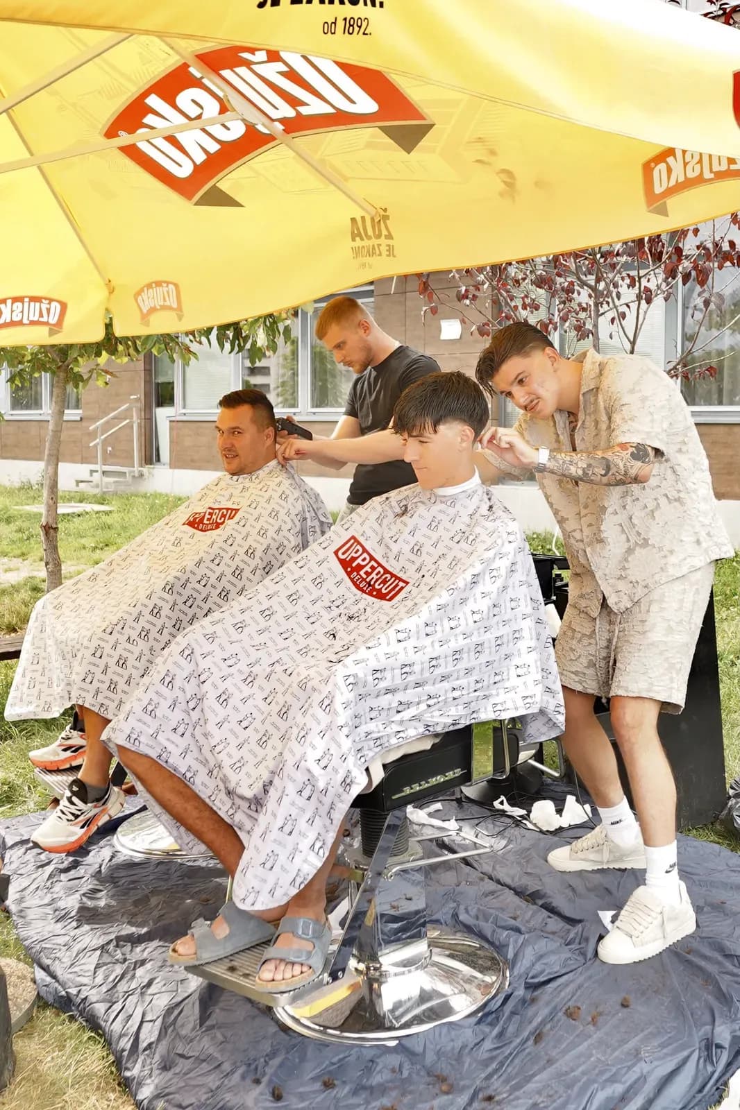 Šišanje kod festivalskog barbera pod šatorom